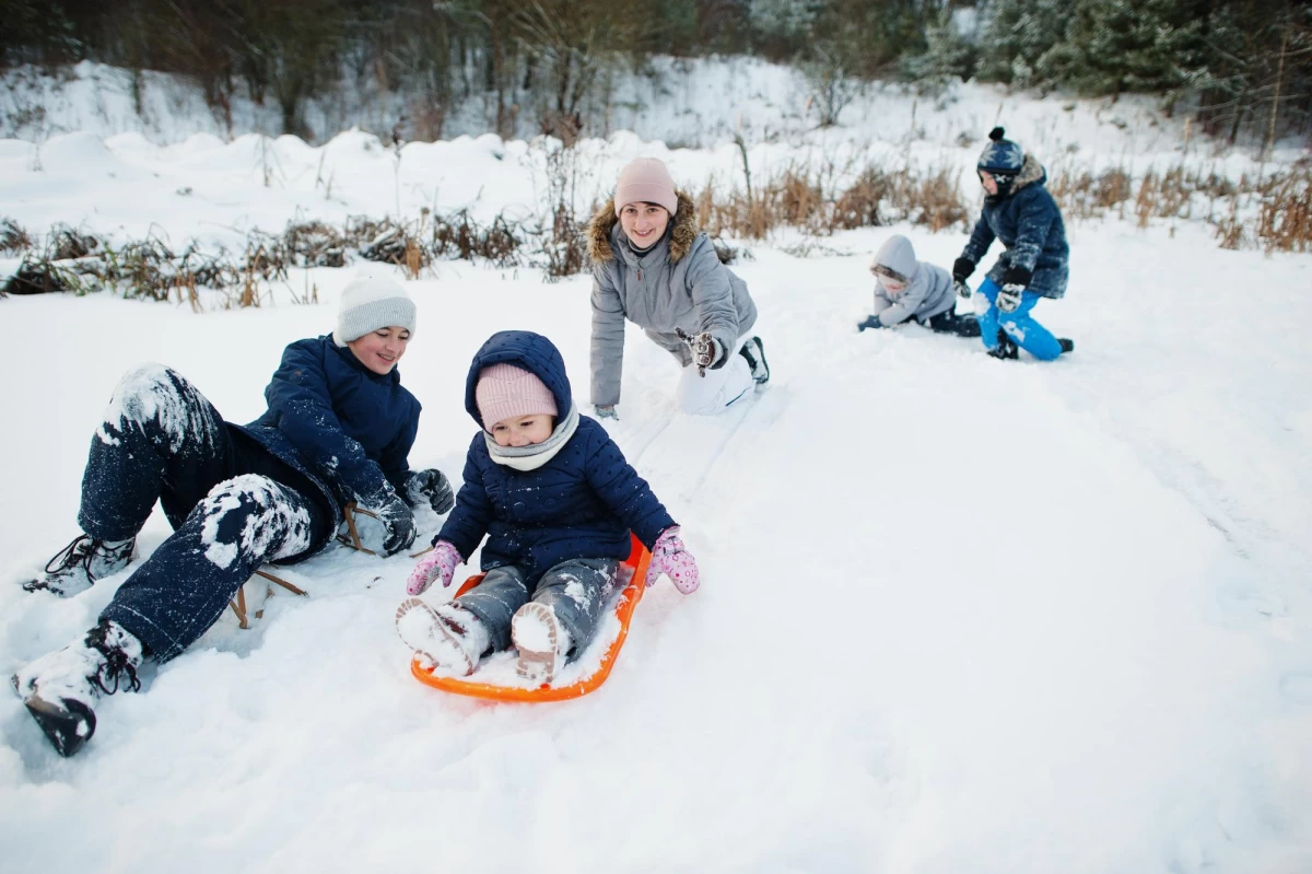 Ferie zimowe dla dzieci jazda na sankach Szczyrk
